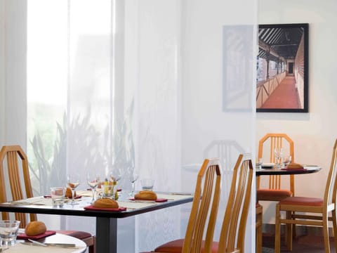 Breakfast, dinner served; French cuisine, pool views 