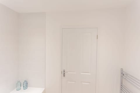 Deluxe Apartment, 2 Bedrooms (No. 31A) | Bathroom | Free toiletries, hair dryer, towels