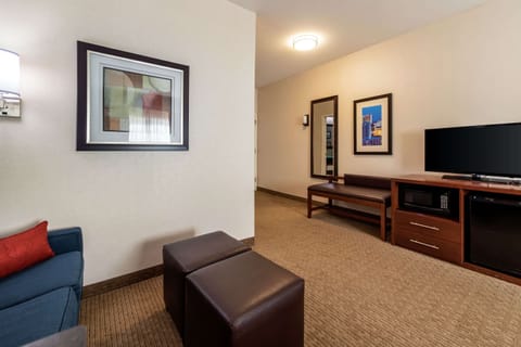 Suite, Non Smoking | In-room safe, desk, blackout drapes, iron/ironing board