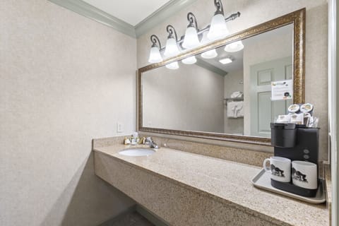 King Whirlpool Tub Room with Ocean View (Upstairs) | Bathroom | Combined shower/tub, hair dryer, towels