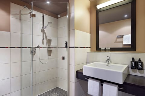 King Room | Bathroom | Shower, hair dryer, slippers, towels