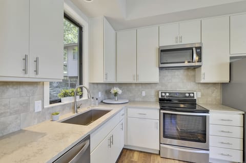 Kitchen - Walker Luxury Vacation Rentals