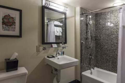 Combined shower/tub, hair dryer, towels