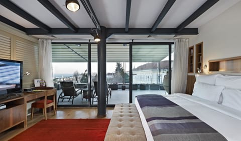 Luxury Suite | Premium bedding, minibar, in-room safe, desk