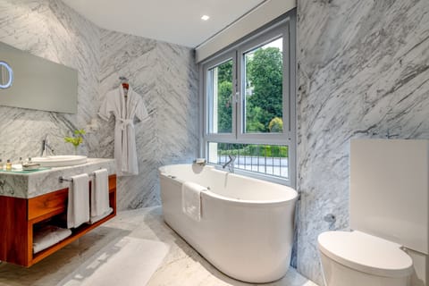 Classic Suite | Bathroom | Combined shower/tub, jetted tub, free toiletries, hair dryer