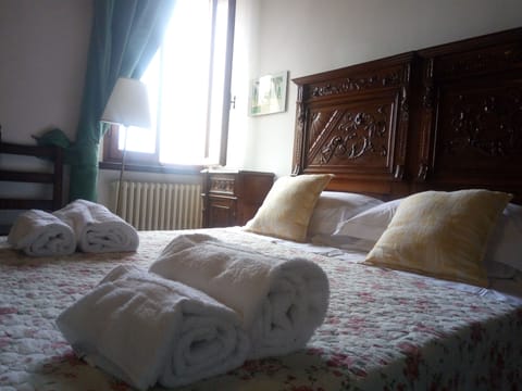 Double Room Single Use | Free WiFi, bed sheets