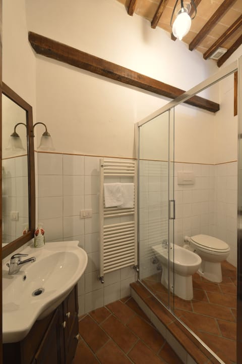 Grand Double Room | Bathroom | Shower, free toiletries, hair dryer, bidet