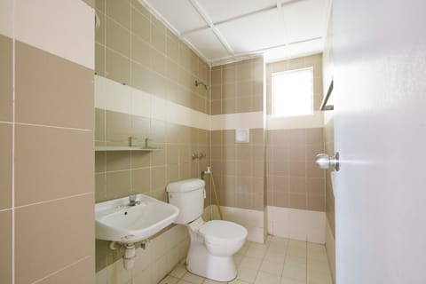 Apartment, 3 Bedrooms | Bathroom | Shower, free toiletries, towels