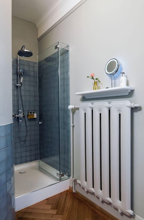 Standard Double Room | Bathroom | Shower, rainfall showerhead, free toiletries, hair dryer