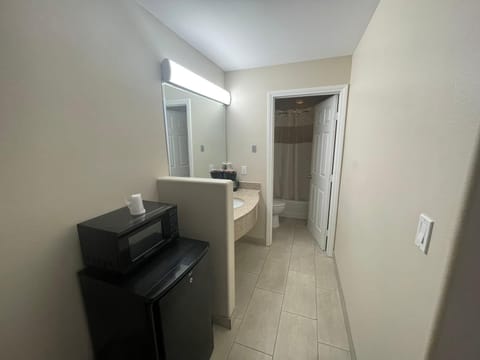 Family Suite, 2 Bedrooms | Bathroom | Free toiletries, towels