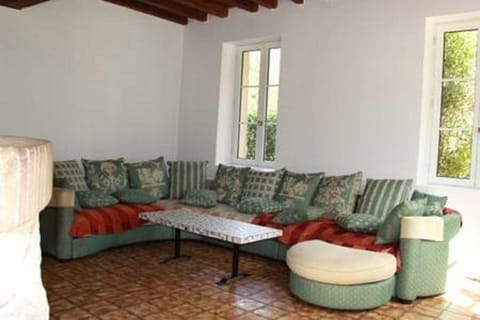 House of Friends | Living area | Flat-screen TV