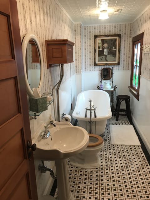 Oft Room | Bathroom | Shower, free toiletries