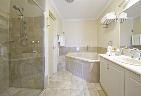 Apartment, 1 Bedroom | Bathroom | Separate tub and shower, jetted tub, free toiletries, hair dryer