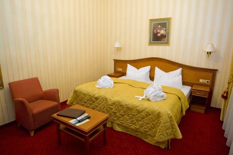 Premium Double Room | Hypo-allergenic bedding, minibar, in-room safe, individually decorated
