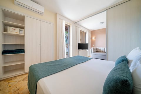 Junior Suite | Minibar, in-room safe, desk, free WiFi