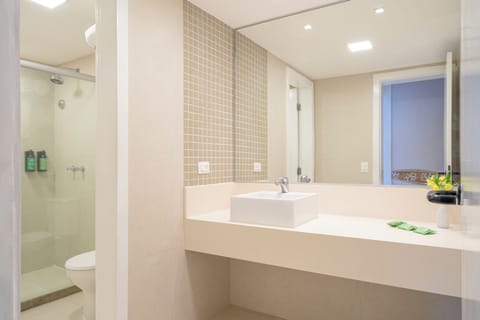 Suite Master Frente Mar | Bathroom | Shower, free toiletries, hair dryer, towels