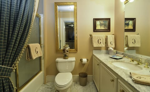 Deluxe Double Room, 1 Bedroom, Non Smoking, Private Bathroom | Bathroom | Free toiletries, towels