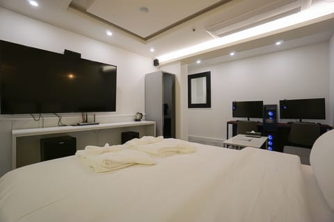 Deluxe Double Room | Down comforters, free WiFi, bed sheets