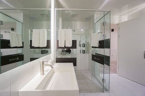 Grand Twin Room | Bathroom | Shower, free toiletries, hair dryer, bathrobes