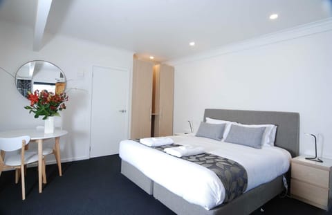 Executive Suite, 1 King Bed | 1 bedroom, premium bedding, desk, free WiFi