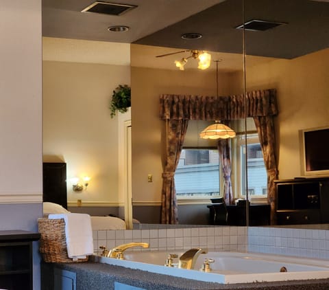 Deluxe Room, 1 King Bed, Jetted Tub | Blackout drapes, free WiFi, bed sheets