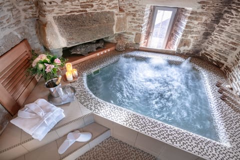 Indoor spa tub