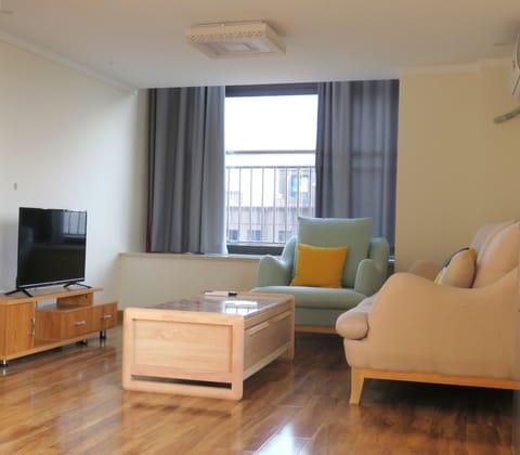 Deluxe Suite, 2 Bedrooms | Desk, blackout drapes, free WiFi