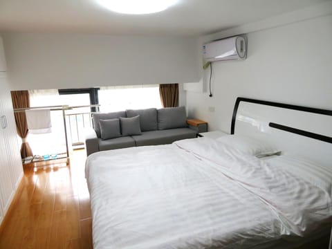 Deluxe Double Room, Shared Bathroom | Desk, blackout drapes, free WiFi