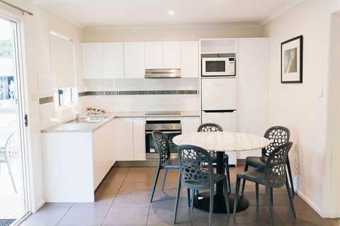 Cabin (Sunny Cabin - Fingal) | Private kitchen | Full-size fridge, microwave, stovetop, coffee/tea maker