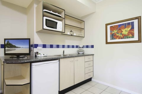 Studio | Private kitchenette | Fridge, microwave, coffee/tea maker, electric kettle