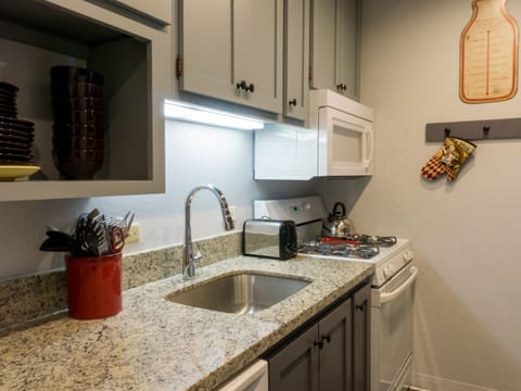 Studio | Private kitchen | Fridge, oven, coffee/tea maker, toaster