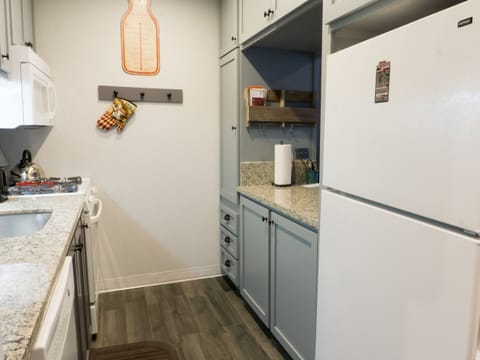 Studio | Private kitchen | Fridge, oven, coffee/tea maker, toaster