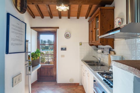 Romantic Apartment, 1 Bedroom | Private kitchen | Fridge, oven, stovetop, coffee/tea maker