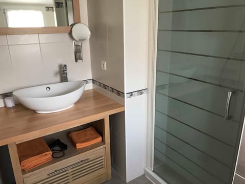 Double Room (La Nature ) | Bathroom | Shower, hair dryer, towels