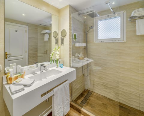 Villa, 2 Bedrooms | Bathroom | Eco-friendly toiletries, towels