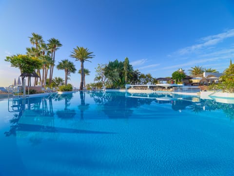 5 outdoor pools, open 10 AM to 6 PM, pool umbrellas, sun loungers