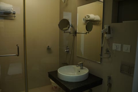 Deluxe Room, Accessible | Bathroom | Shower