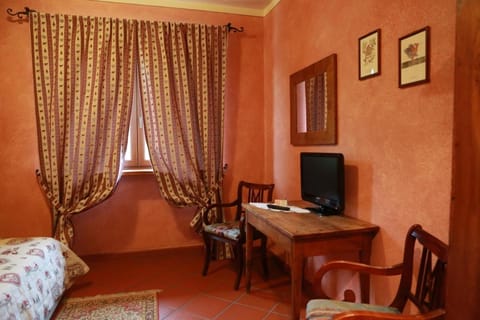 Triple Room | Blackout drapes, soundproofing, free WiFi, bed sheets