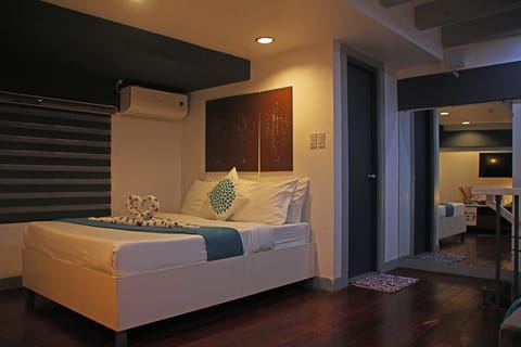 Loft 2 | In-room safe, desk, bed sheets