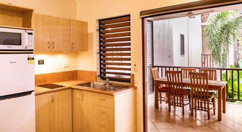 2 Bedroom Ensuite Apartment | Private kitchenette | Fridge, microwave, stovetop, coffee/tea maker