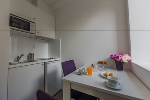 Standard Apartment | In-room dining