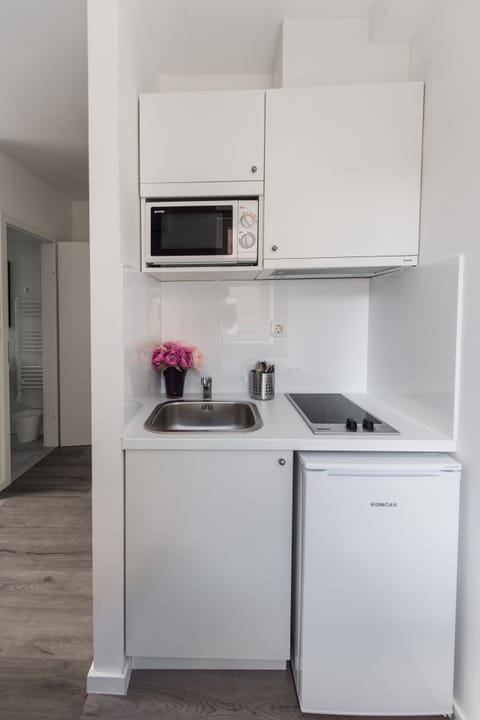 Standard Apartment | Private kitchenette | Fridge, microwave, stovetop, electric kettle