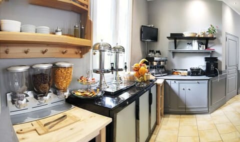 Daily continental breakfast (EUR 9 per person)