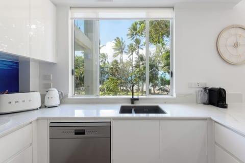 Deluxe Suite, 3 Bedrooms, Balcony, Ocean View | Private kitchen | Full-size fridge, microwave, oven, stovetop