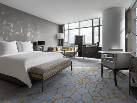 Premier Room King | Premium bedding, minibar, in-room safe, desk