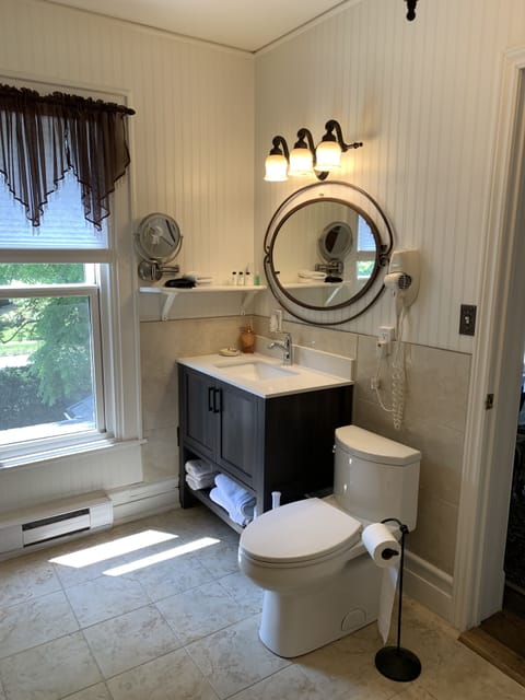 Walnut Room, 1 Queen Bed, Private Bathroom | Bathroom | Shower, hydromassage showerhead, free toiletries, hair dryer