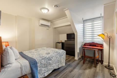 Comfort Room, 1 Double Bed | Individually decorated, iron/ironing board, free WiFi, bed sheets