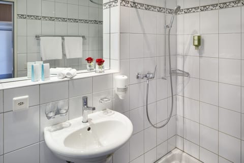 Duplex, Balcony, Garden View | Bathroom | Shower, hair dryer, towels