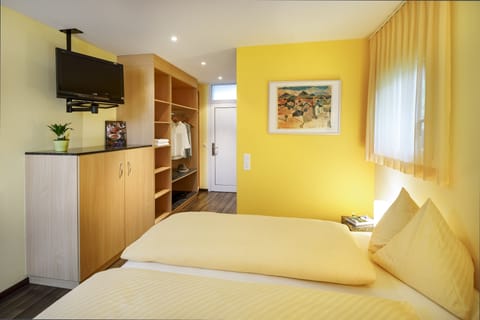 Double Room, Patio, Garden View | Minibar, in-room safe, desk, free WiFi