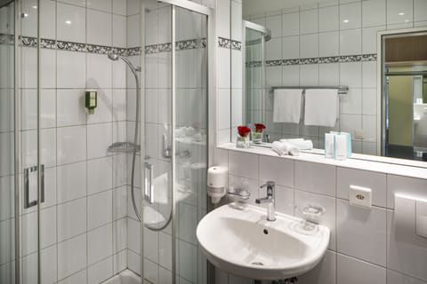 Duplex, Balcony, Garden View | Bathroom | Shower, hair dryer, towels